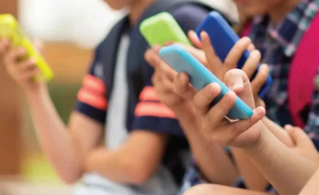 Okullarda cep telefonu yasağı daha da genişletildi: Fransa'da ekrana karşı radikal önlemler