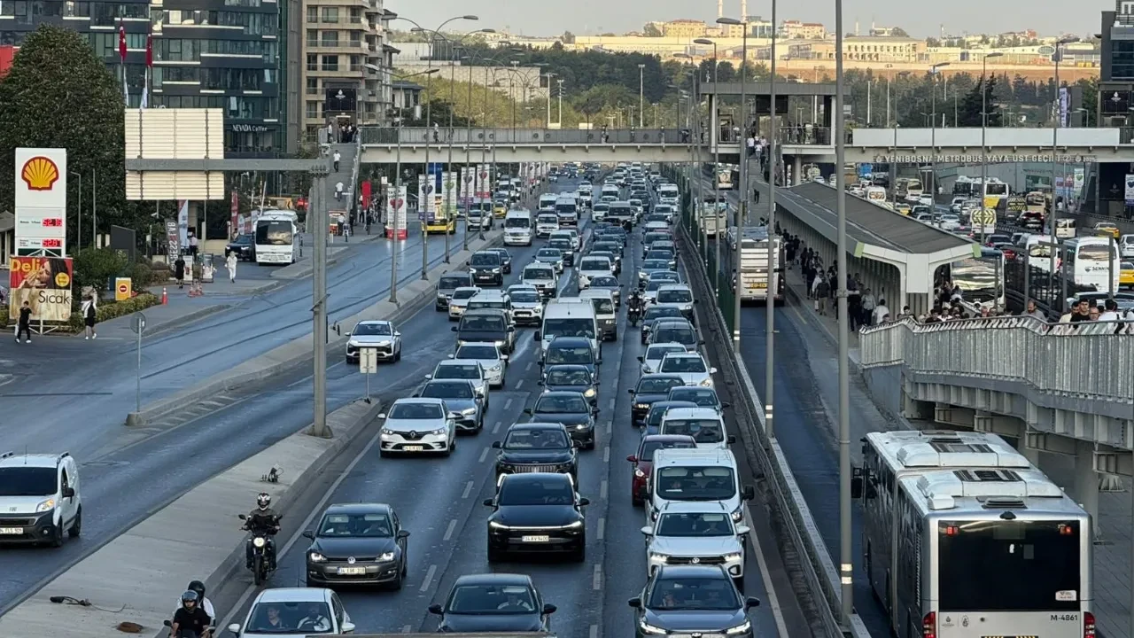 Okullarda uyum haftası başladı, İstanbul'da trafik kilitlendi 