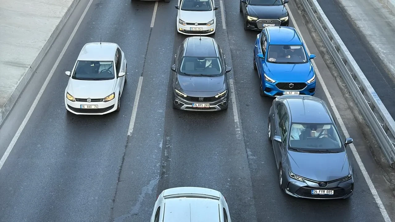 Okullarda uyum haftası başladı, İstanbul'da trafik kilitlendi