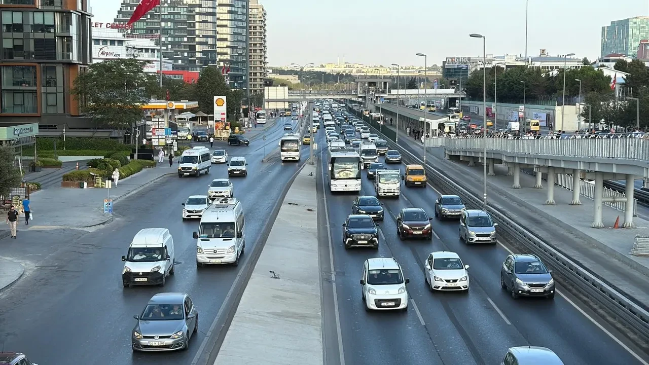 Okullarda uyum haftası başladı, İstanbul'da trafik kilitlendi