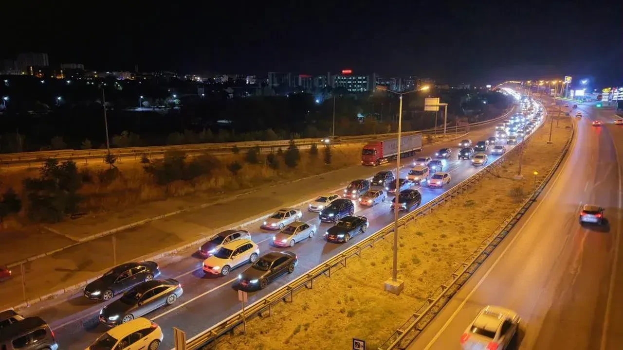 Okulların başlamasıyla 43 ili birleştiren 'kilit kavşak' görüntülendi: Yoğunluk giderek artıyor