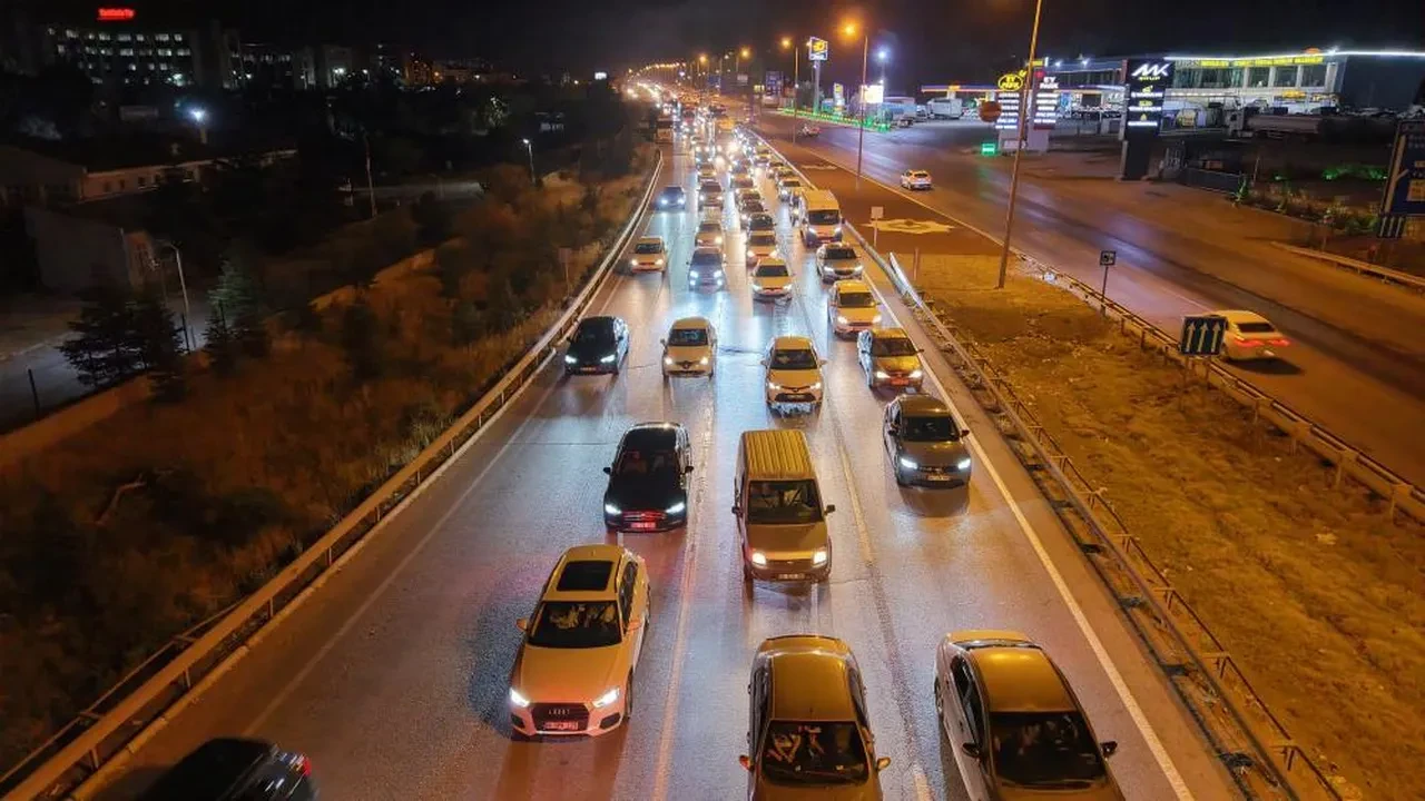 Okulların başlamasıyla 43 ili birleştiren 'kilit kavşak' görüntülendi: Yoğunluk giderek artıyor