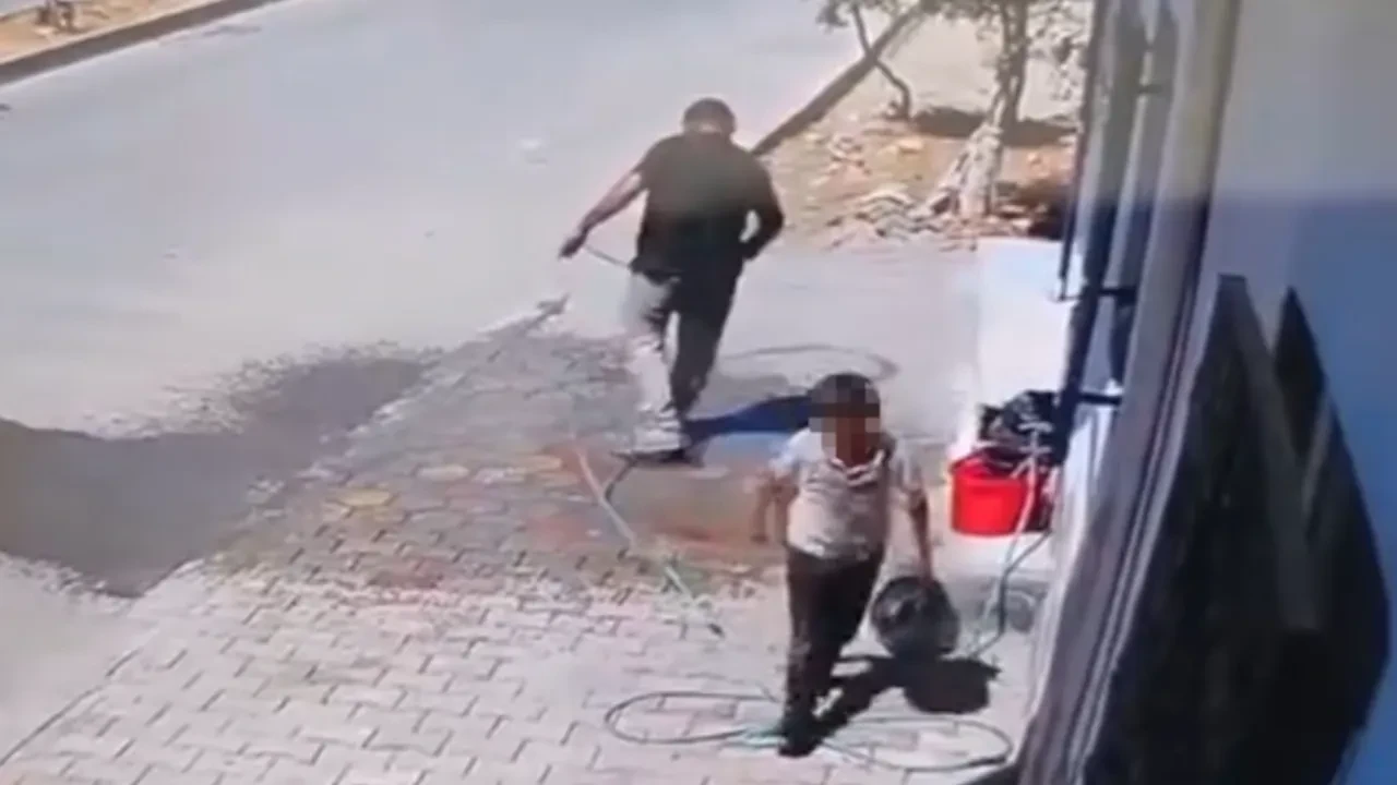 Pes dedirten anlar! Baba, küçük oğluna hırsızlık yaptırdı