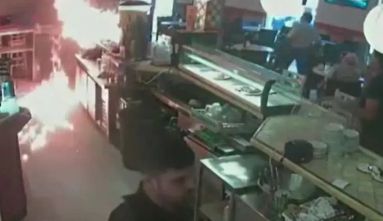 Sandviçine mayonez katamayınca çıldırdı! Kafeyi ateşe verdi: 1'i çocuk 3 yaralı