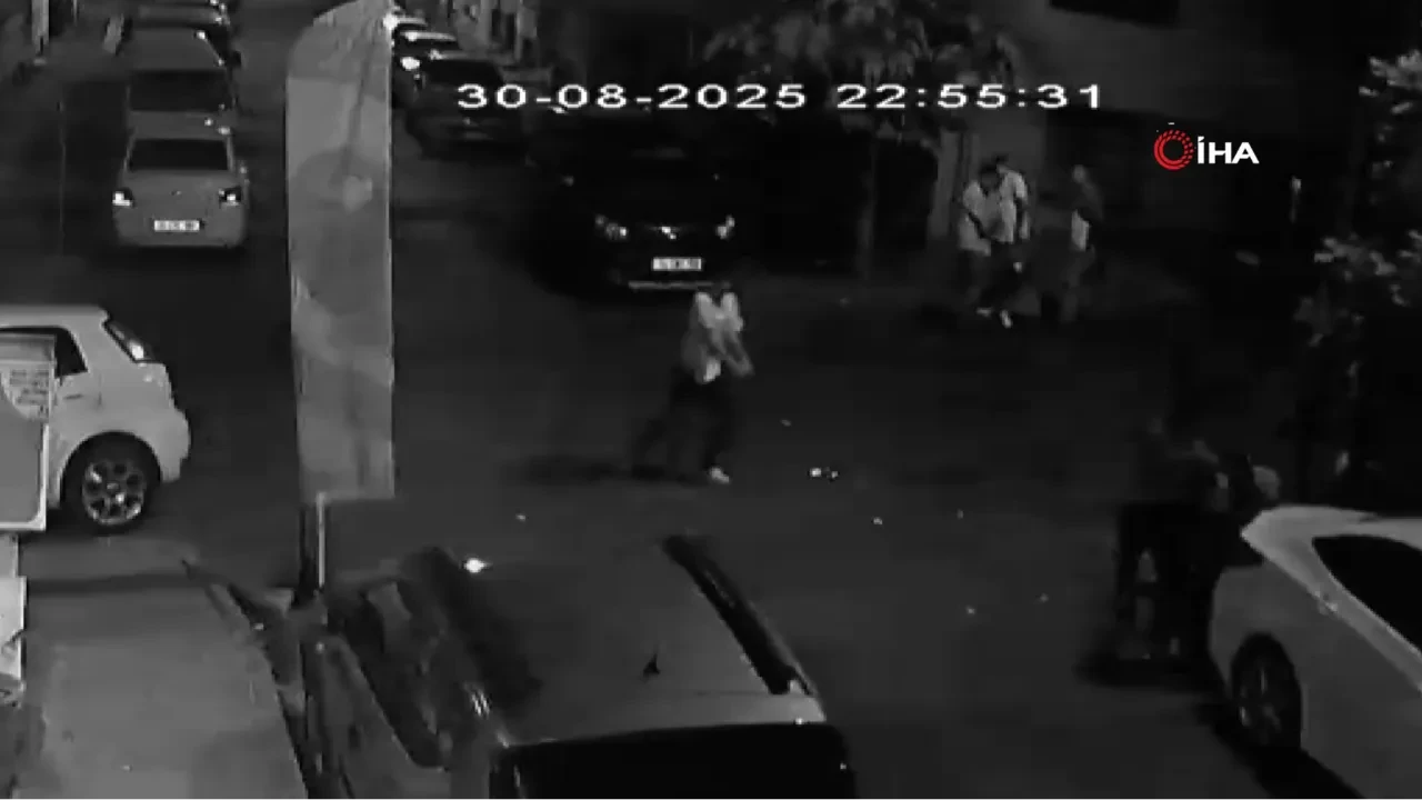 Sokak ortasında vahşet! Eyüpsultan’da 20 yaşındaki gencin silahla vurularak öldürüldüğü anlar kamerada
