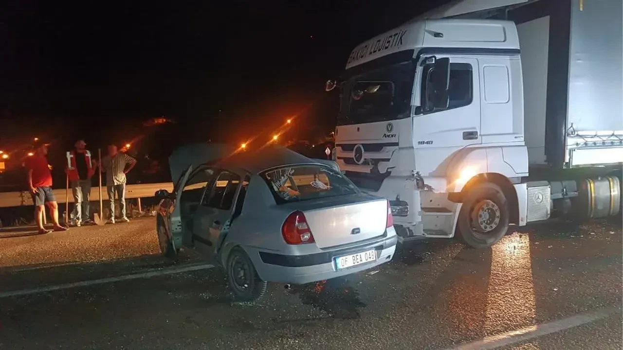 Tır ile otomobil çarpıştı: 1'i bebek 6 kişi yaralandı
