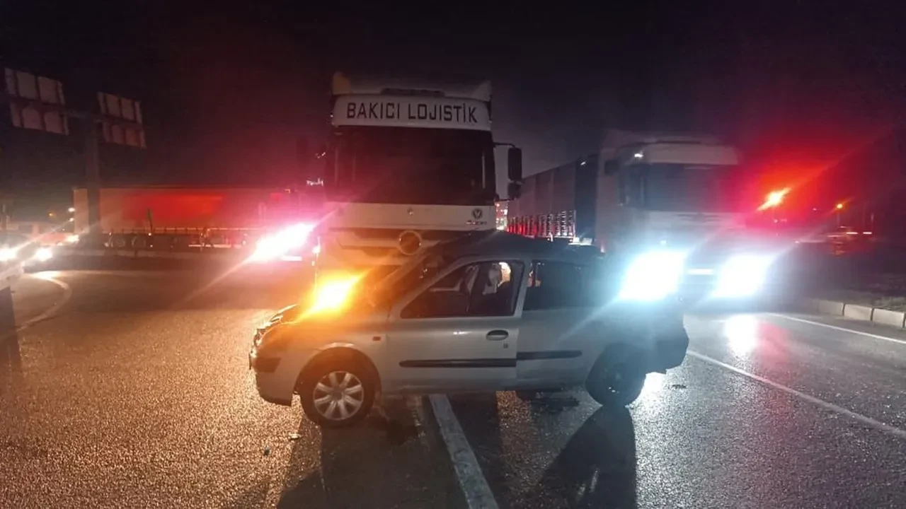 Tır ile otomobil çarpıştı: 1'i bebek 6 kişi yaralandı