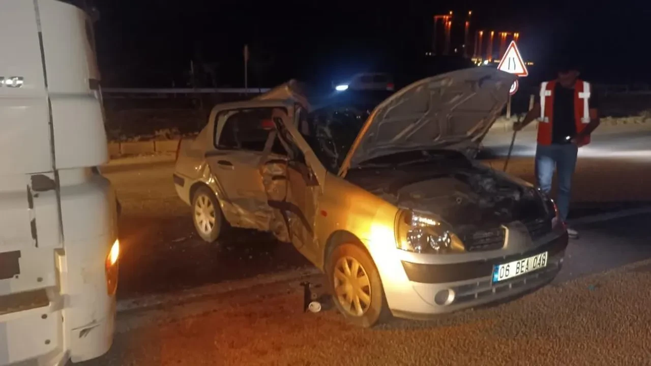 Tır ile otomobil çarpıştı: 1'i bebek 6 kişi yaralandı