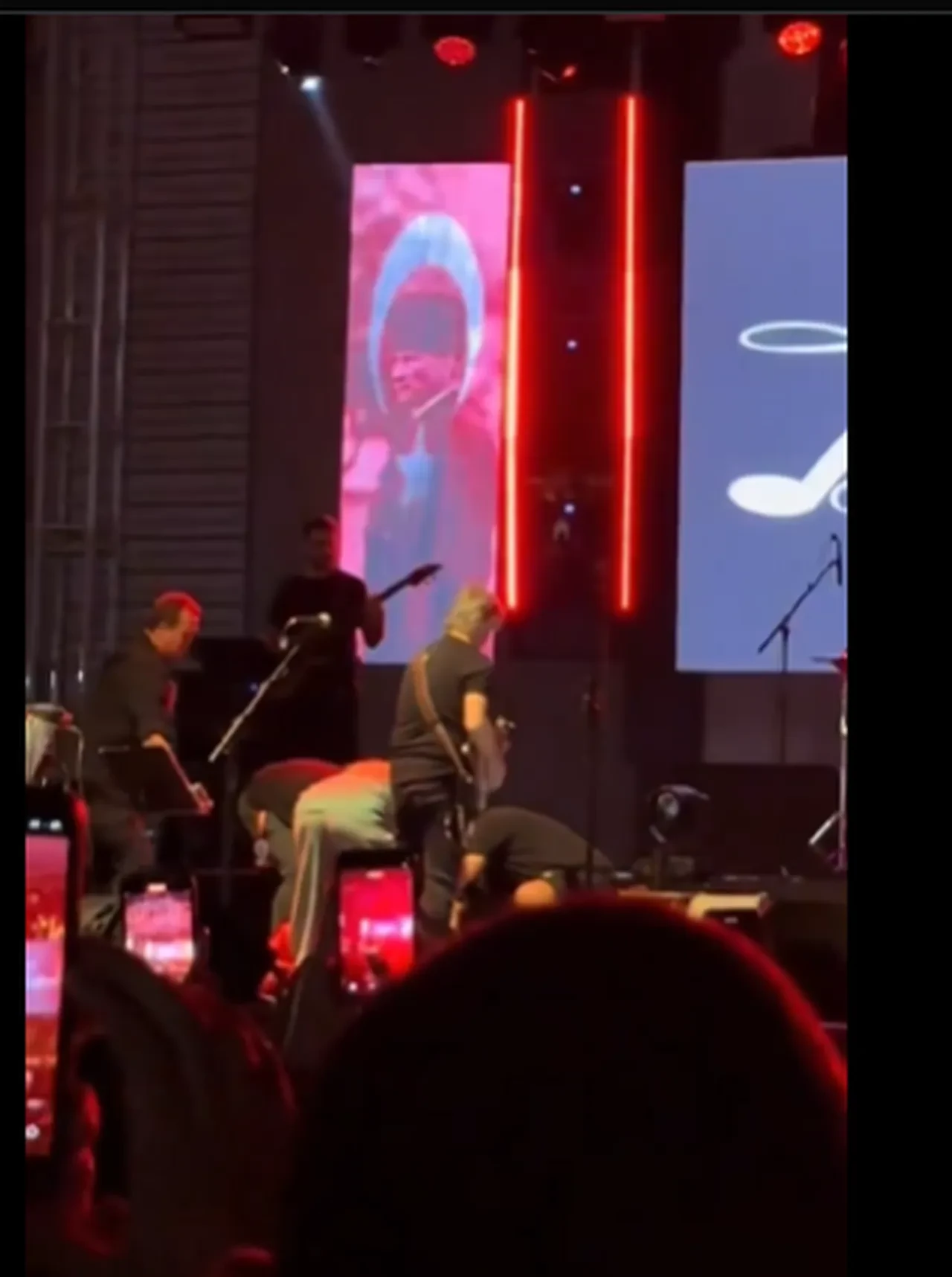 Tuğçe Kandemir'e sahnede talihsiz kaza! Düşme anı kameralara yansıdı