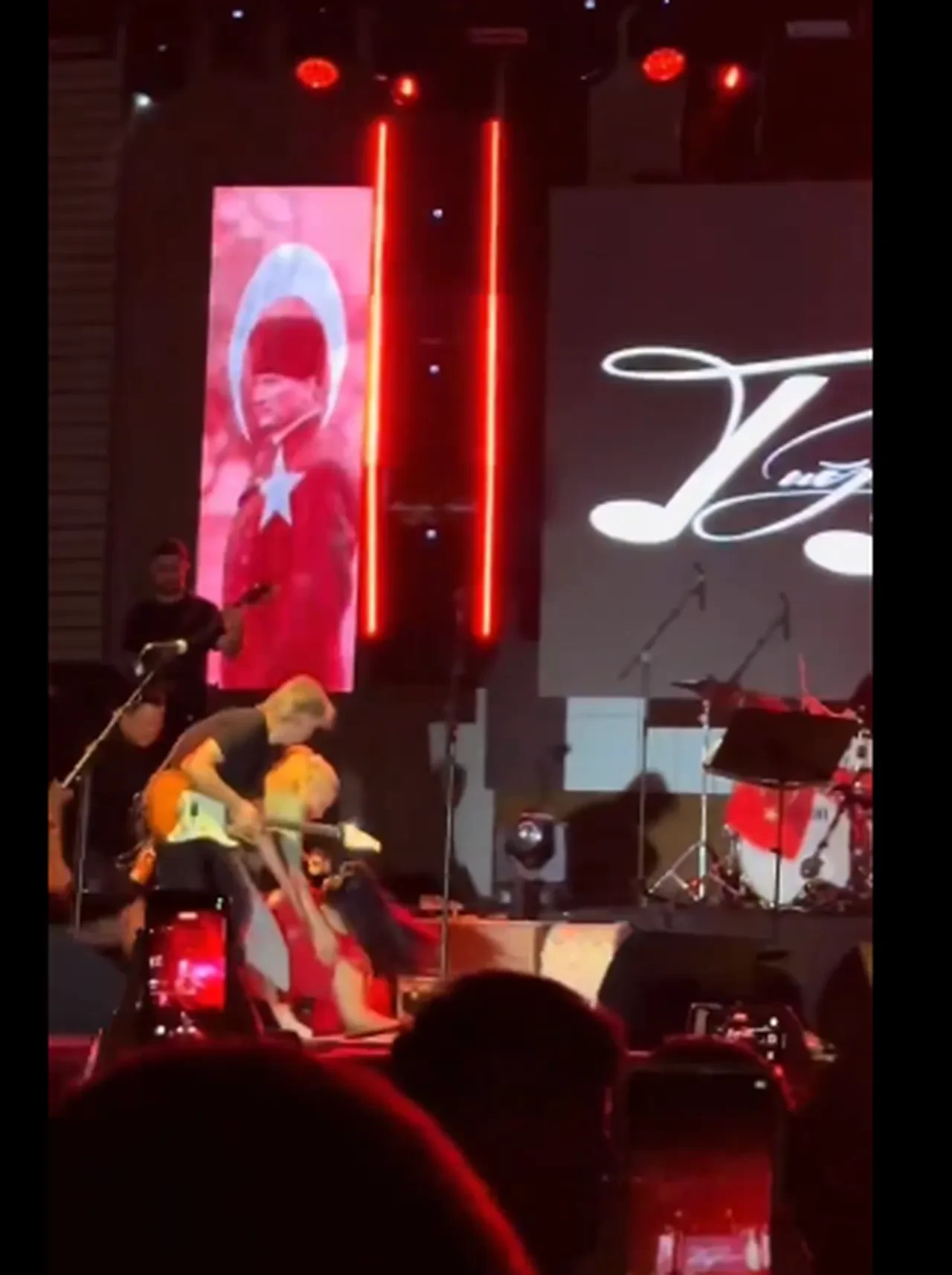 Tuğçe Kandemir'e sahnede talihsiz kaza! Düşme anı kameralara yansıdı