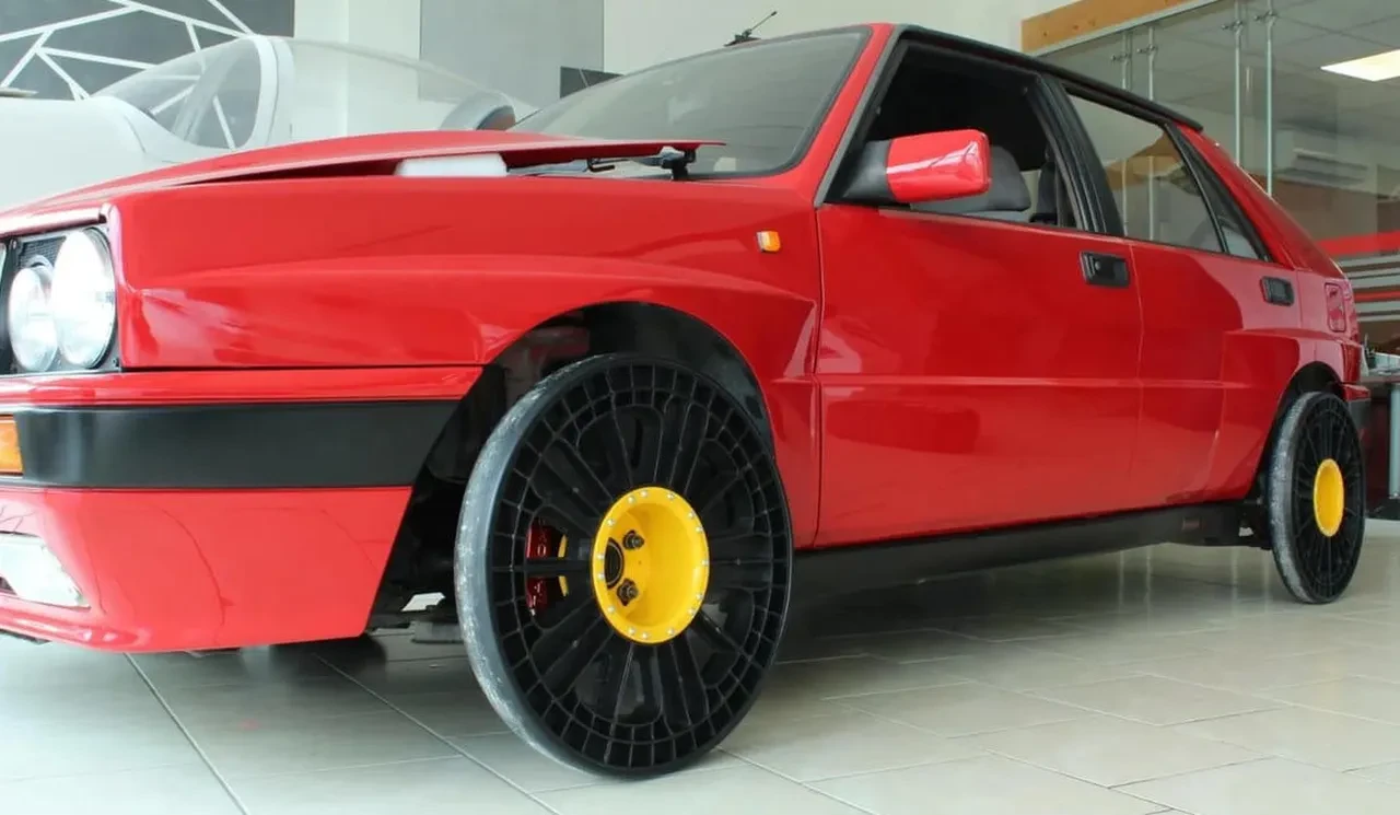 Yeni trend dar lastik mi? Park halindeki araç gündeme oturdu