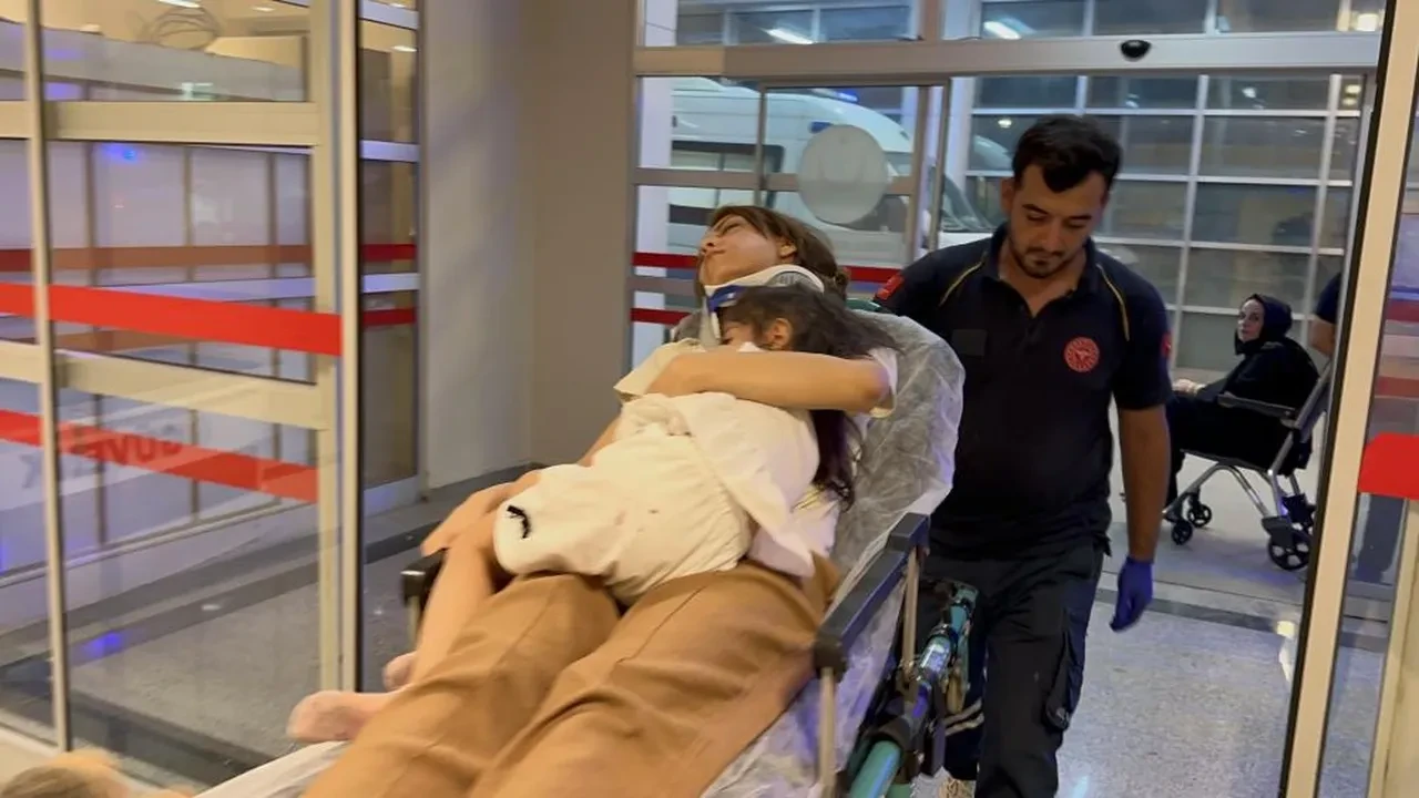 Adıyaman'da minibüs ile otomobil çarpıştı: Çok sayıda yaralı!