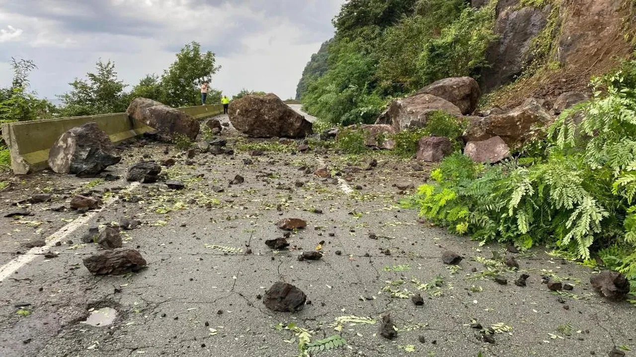 Artvin'de heyelan! Facianın eşiğinden dönüldü: Dev kayaların düştüğü yol ulaşıma kapandı