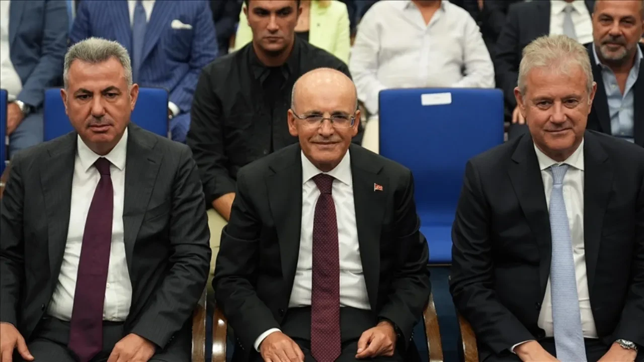 Bakan Şimşek İzmir'de iş insanlarıyla bir araya geldi