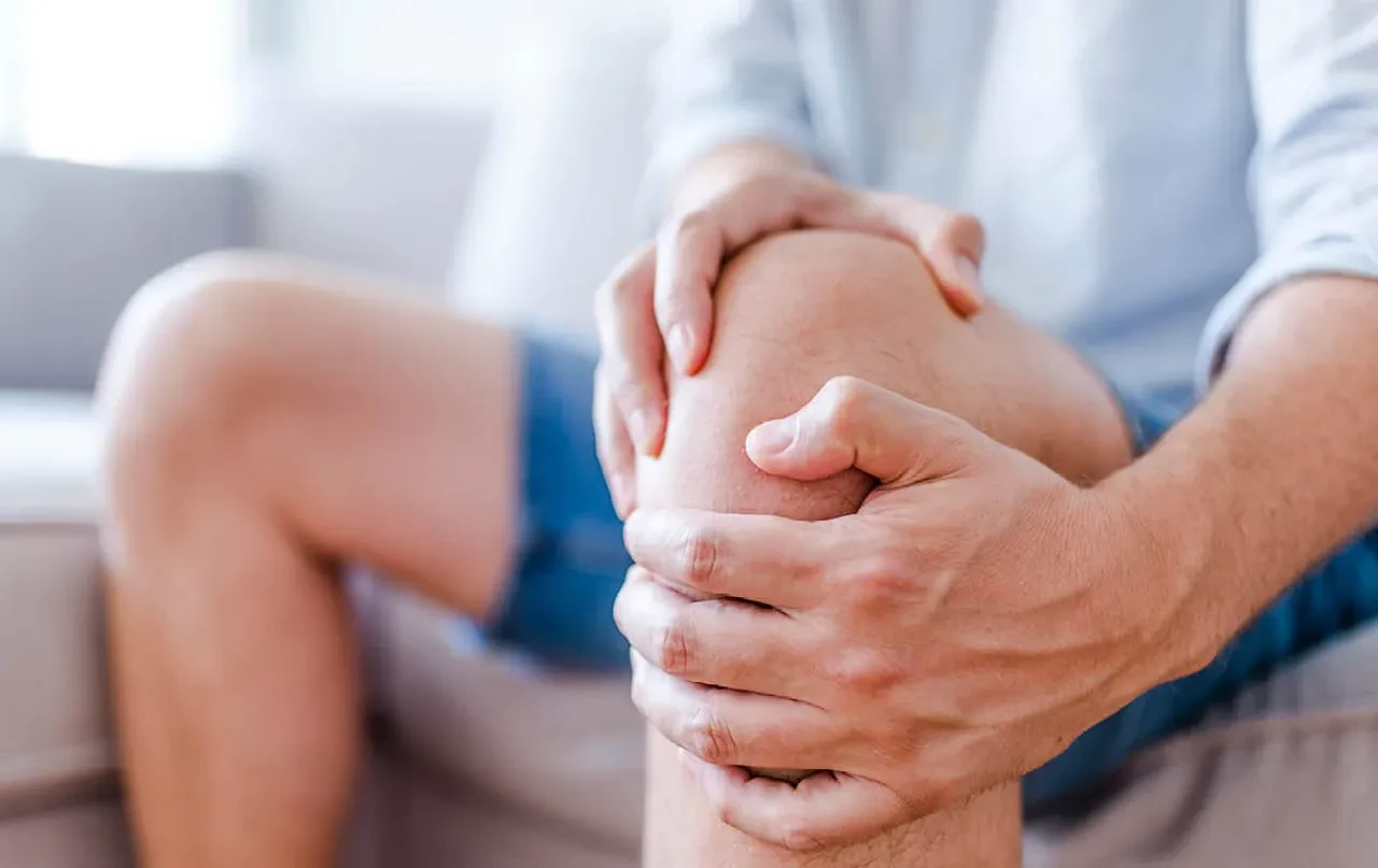 Dizlerinizde 'çıt' sesi mi var? Bunun anlamı ne ve ne zaman doktora görünmelisiniz? İşte sebebi