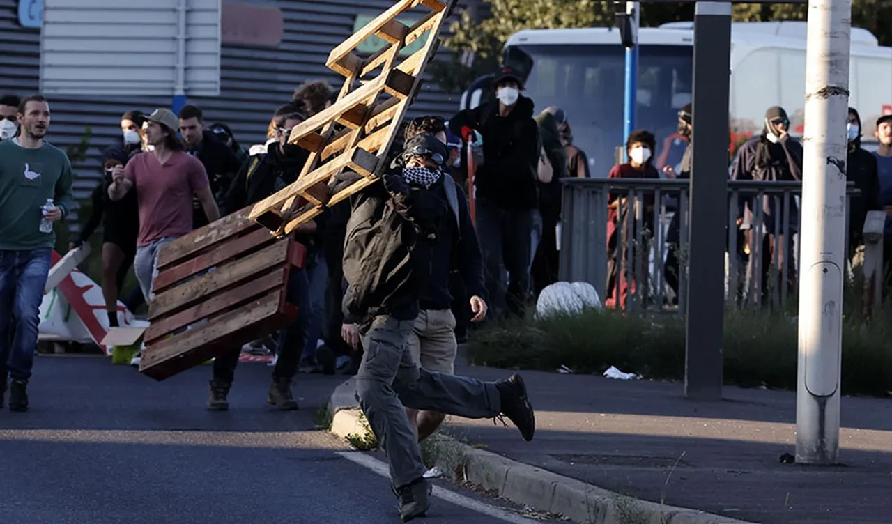 Fransa'da sokaklar savaş alanına döndü! 'Her şeyi durduralım' protestosunda çok sayıda gözaltı var