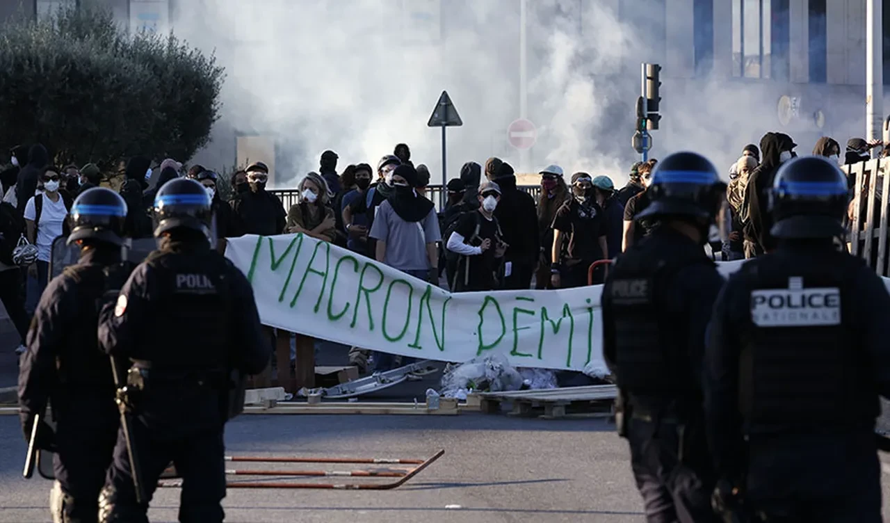 Fransa'da sokaklar savaş alanına döndü! 'Her şeyi durduralım' protestosunda çok sayıda gözaltı var