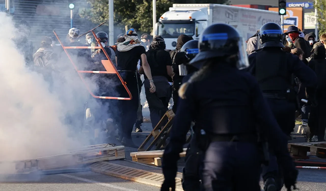 Fransa'da sokaklar savaş alanına döndü! 'Her şeyi durduralım' protestosunda çok sayıda gözaltı var