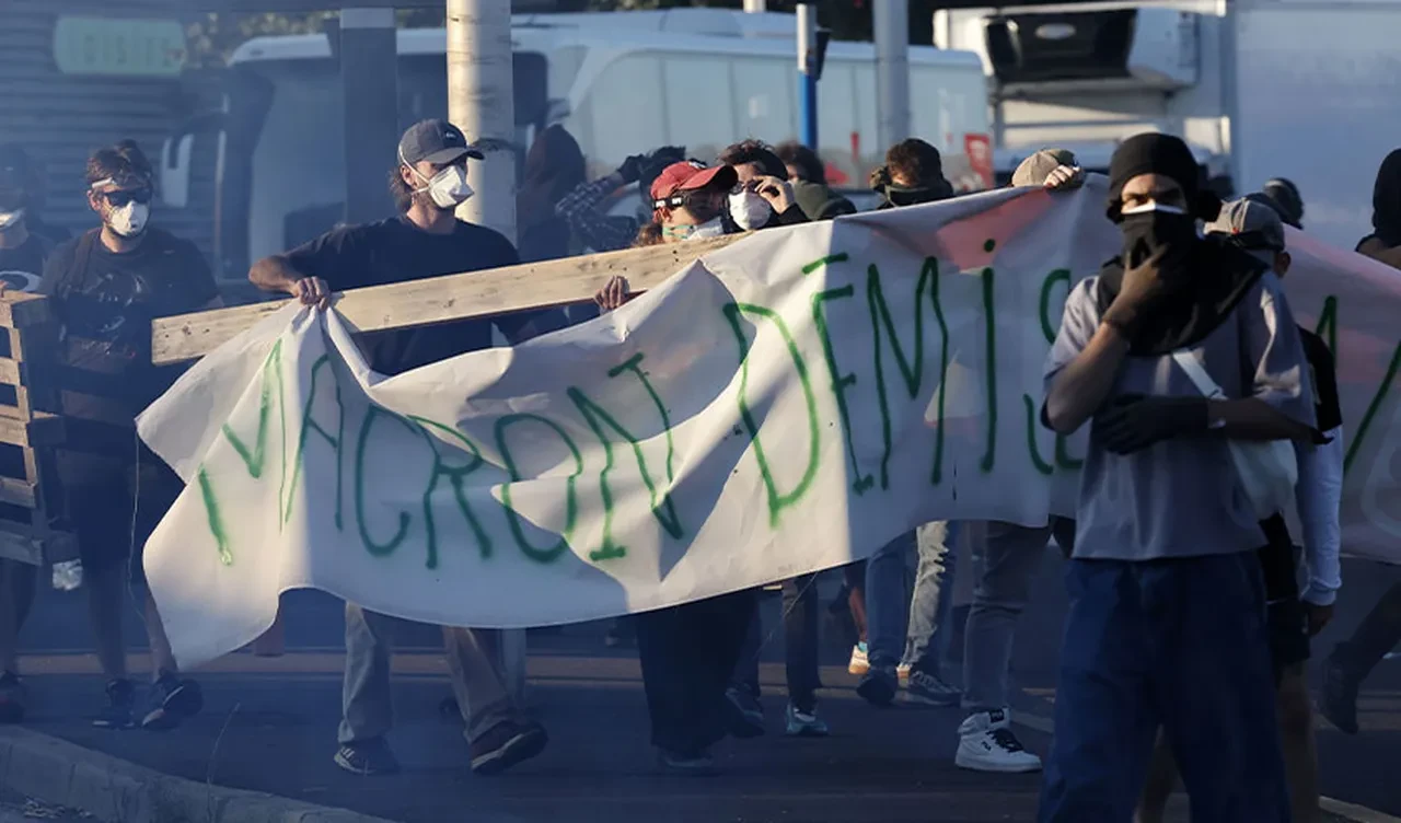 Fransa'da sokaklar savaş alanına döndü! 'Her şeyi durduralım' protestosunda çok sayıda gözaltı var