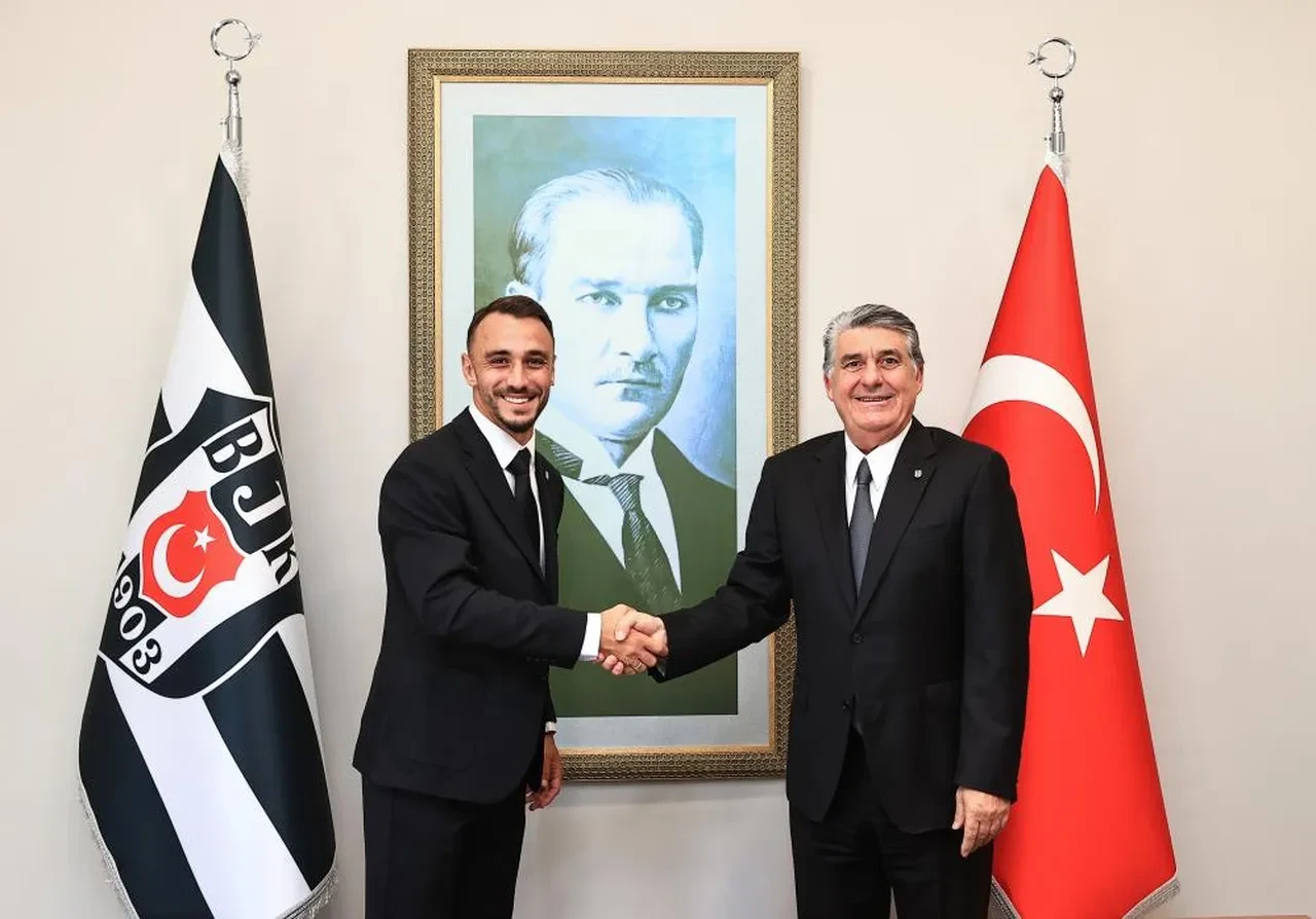 Gökhan Sazdağı resmen Beşiktaş'ta! İmzalar atıldı