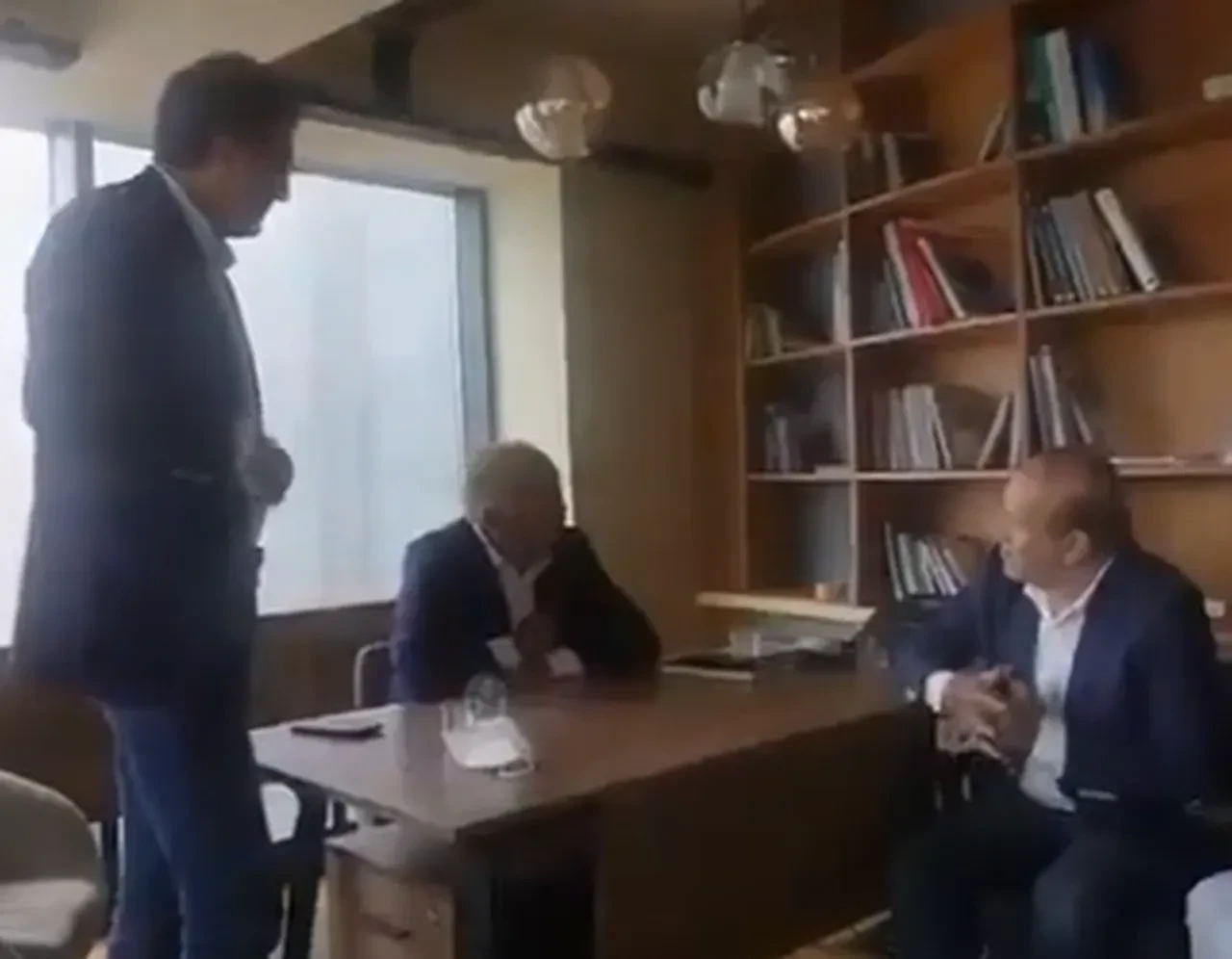 Gürsel Tekin çok konuşulan masa yumruklama görüntüsünü açıkladı! CHP'li milletvekilini eleştirdi