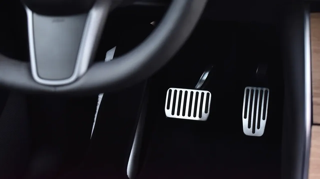 İlk kez Tesla araba kullanacaklar için hayati bilgiler: İşte bilmeniz gereken en önemli 5 ipucu