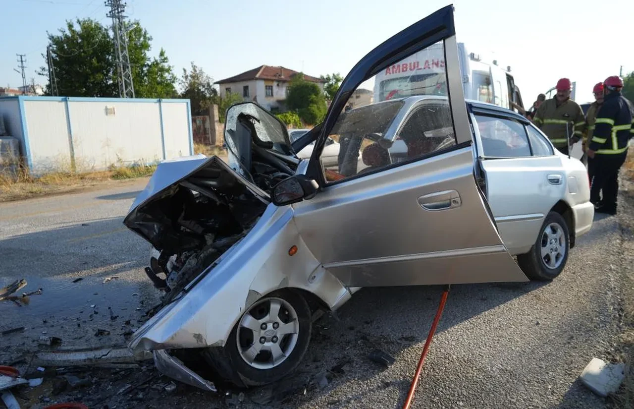 Kafa kafaya çarpıştılar! Hurdaya dönen araçlardan sağ çıkamadılar