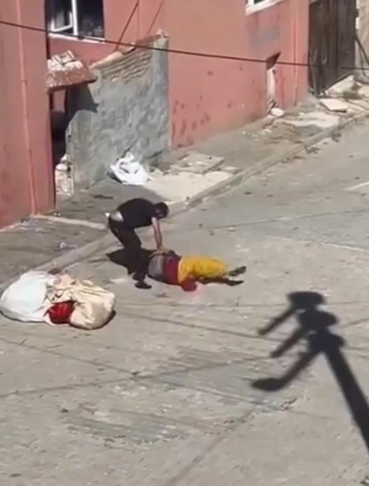Koca dehşeti kamerada! Eşini sokak ortasında bayıltana kadar dövdü
