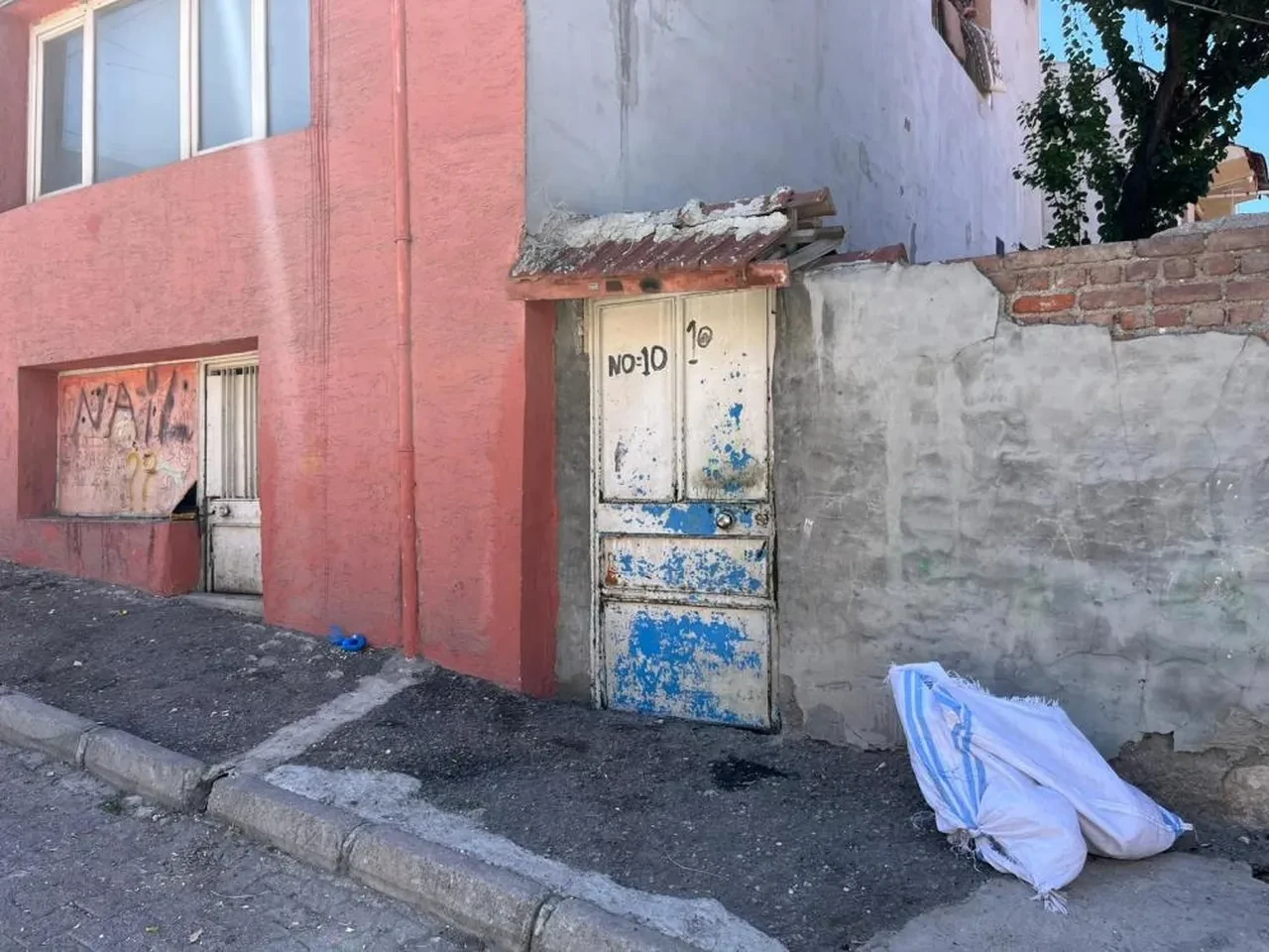 Koca dehşeti kamerada! Eşini sokak ortasında bayıltana kadar dövdü