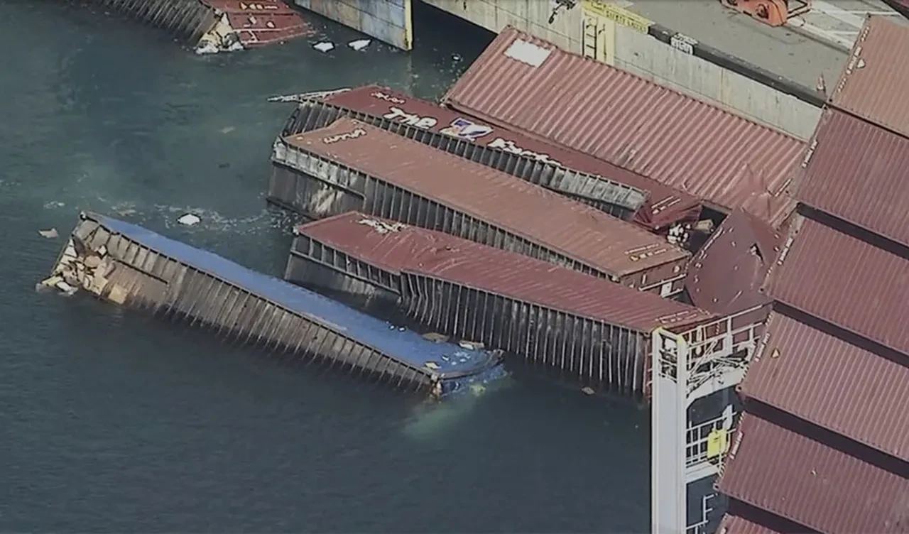 Limanda korkutan anlar! Onlarca konteyner denize düştü