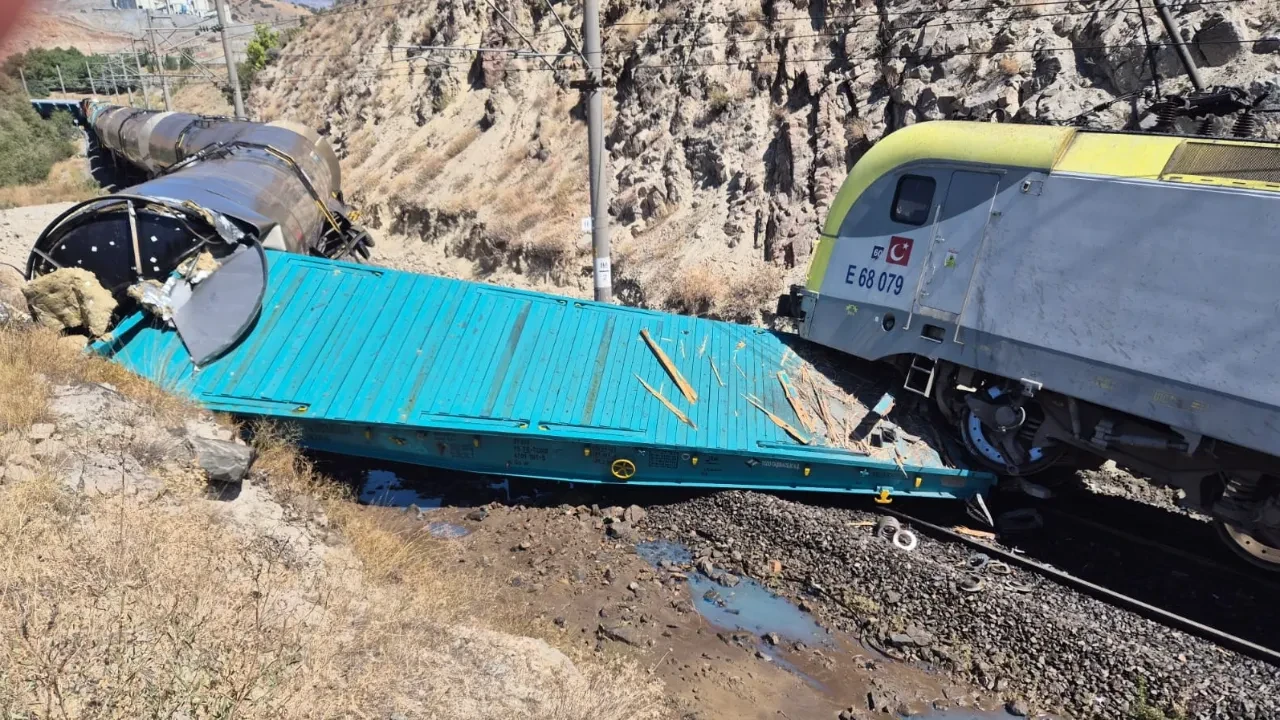Malatya'da iki yük treni kafa kafaya çarpıştı