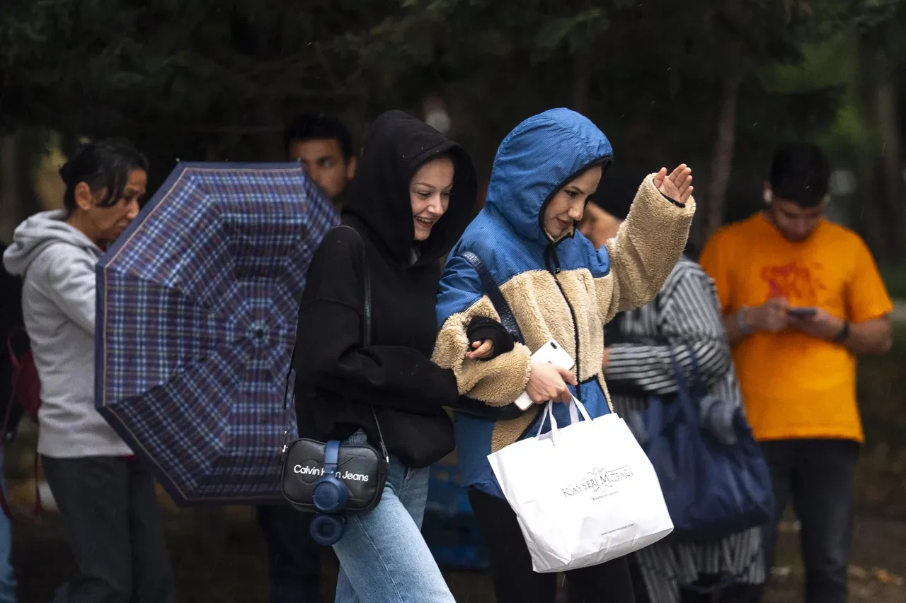 Meteoroloji'den 13 kente sağanak uyarısı! Kuzeyde yağmur, güneyde sıcak etkili olacak