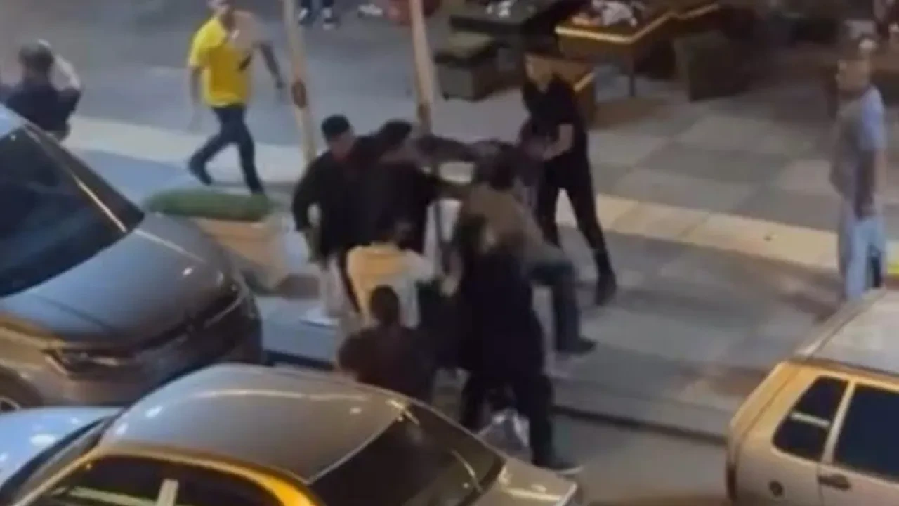 Park yeri yüzünden iki aile birbirine girdi! Tekme yumruklu kavga kamerada