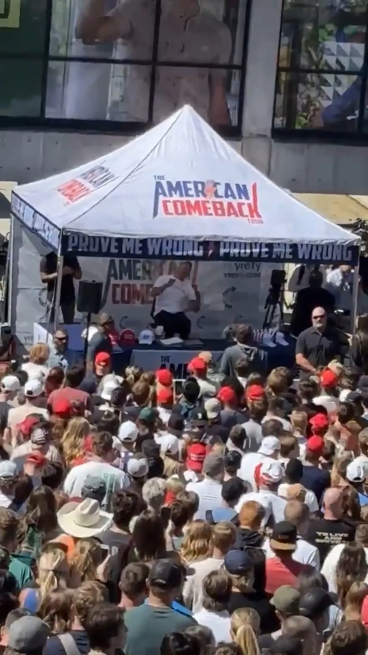 Sağcı aktivist Charlie Kirk'e silahlı saldırı! Donald Trump kötü haberi duyurdu