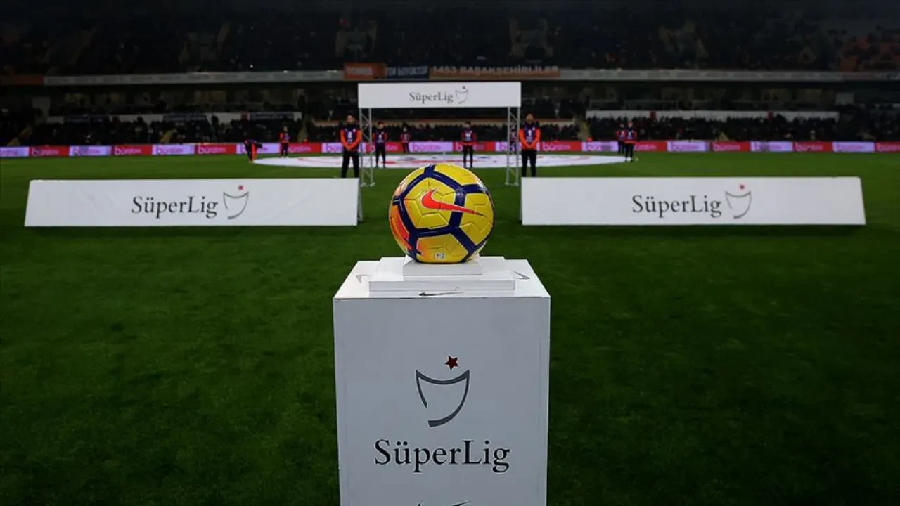 Süper Lig transfer sezonu saat kaçta bitiyor? 2025-2026 yaz transfer dönemi sona eriyor