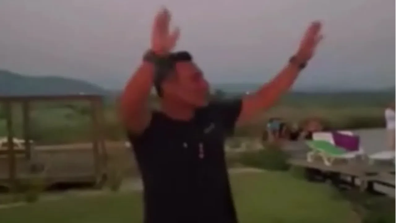 Tekne turunda Mustafa Sandal dinleyenler karşılarında görünce inanamadı