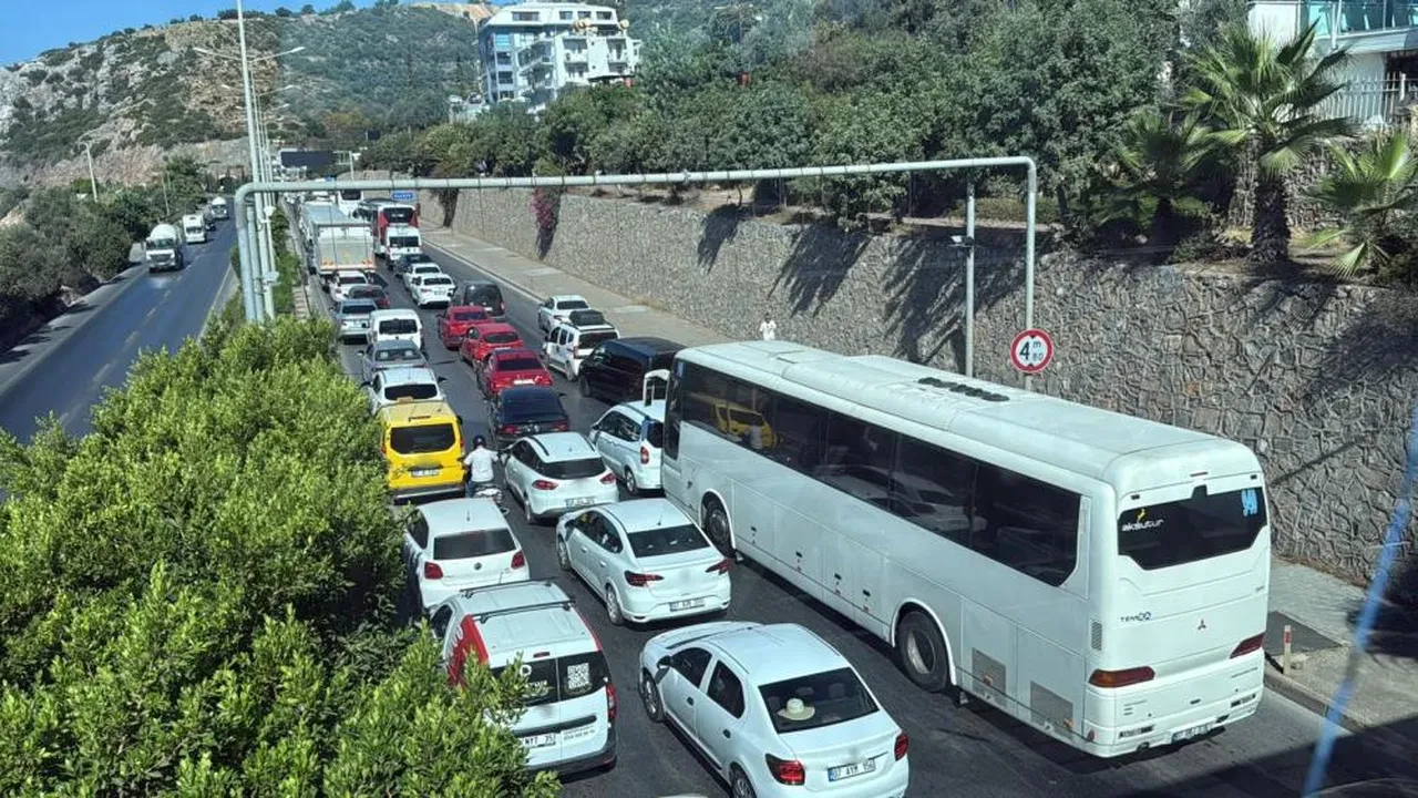 Tünelde zincirleme kaza! Araçlar birbirine girdi: Çok sayıda yaralı var