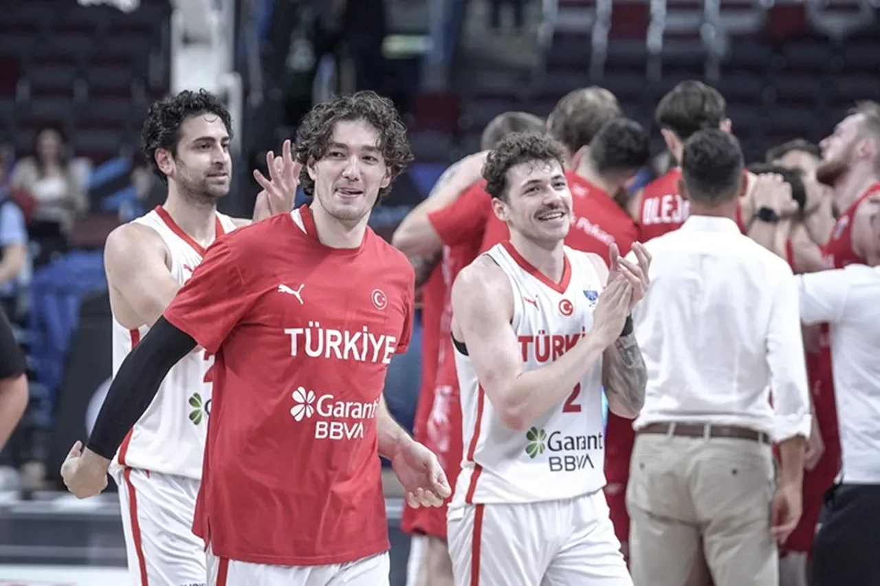 Türkiye Yunanistan'ı yenerse kiminle oynayacak? 12 Dev Adam basketbolda finale adım adım