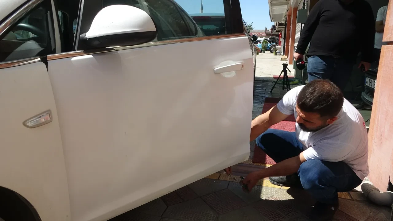 Araç sahiplerini şaşırtan yöntem! Kaporta ustası viral oldu: Torpil ve balonla göçük düzeltiyor