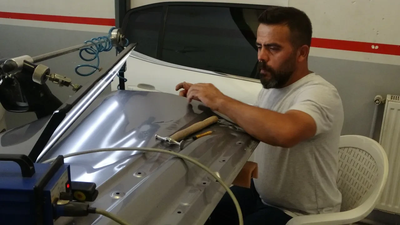 Araç sahiplerini şaşırtan yöntem! Kaporta ustası viral oldu: Torpil ve balonla göçük düzeltiyor