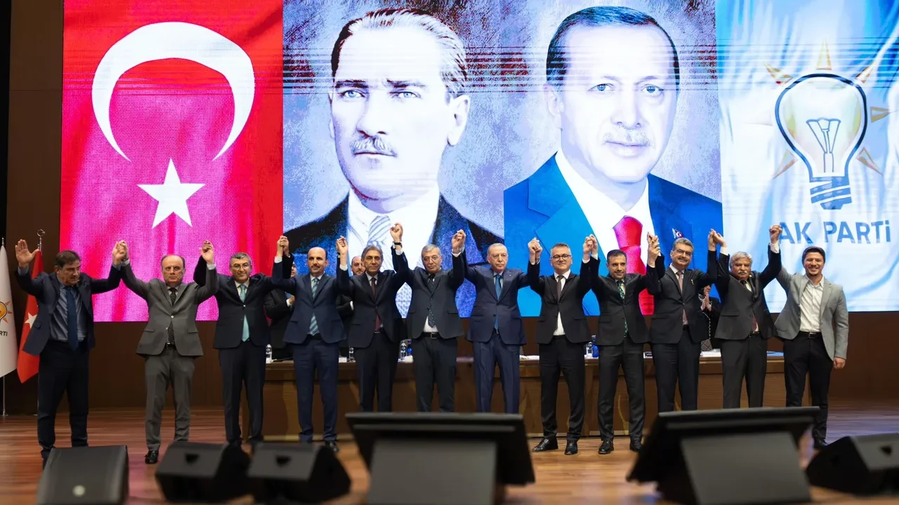 CHP ve YRP'de deprem! Belediye başkanları AK Parti'ye geçti
