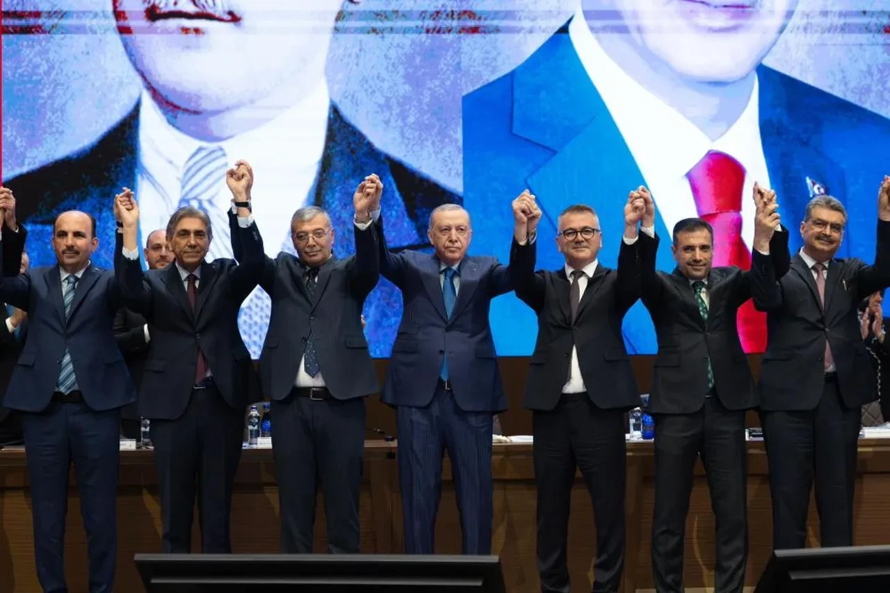 CHP ve YRP'de deprem! Belediye başkanları AK Parti'ye geçti