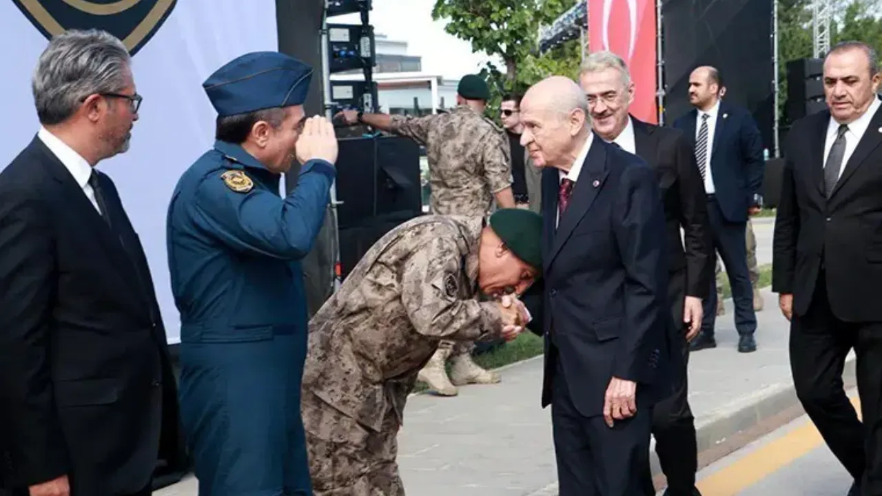 Devlet Bahçeli'nin elini öpen Polis Özel Harekat Başkanı Süleyman Karadeniz'e yeni görev