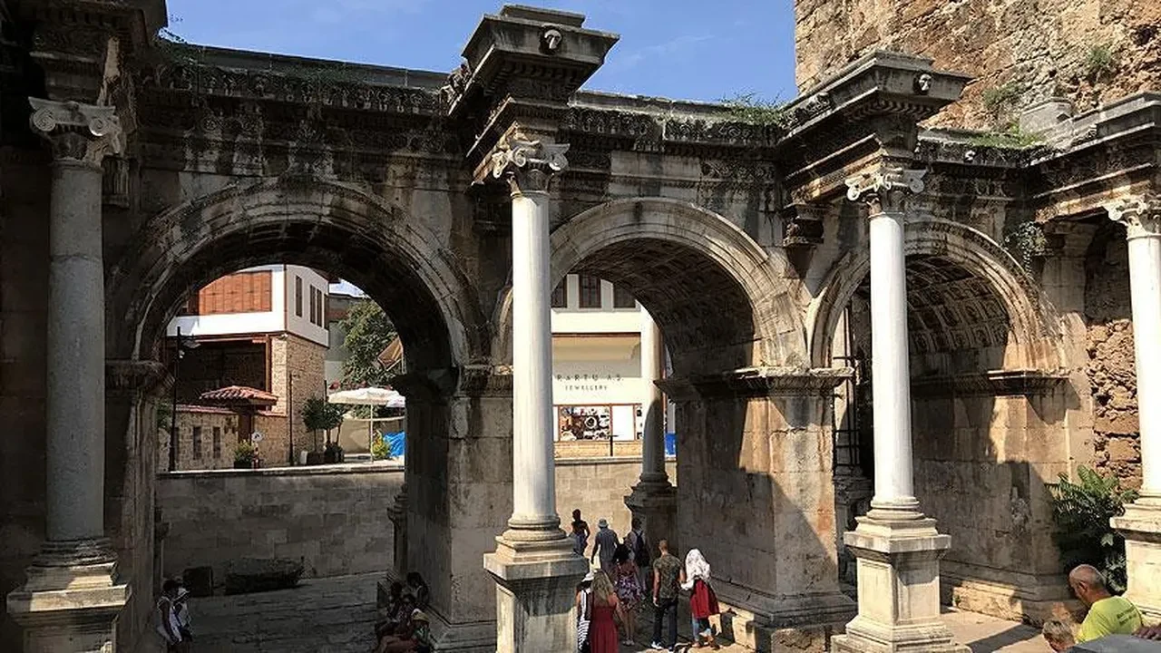 DMM'den Antalya Surları ve ormanlarla ilgili iki iddiaya açıklama! Kale satılacak mı?