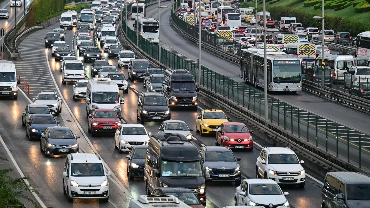 İstanbul'da trafik yoğunluğu: Araçlar güçlükle ilerliyor