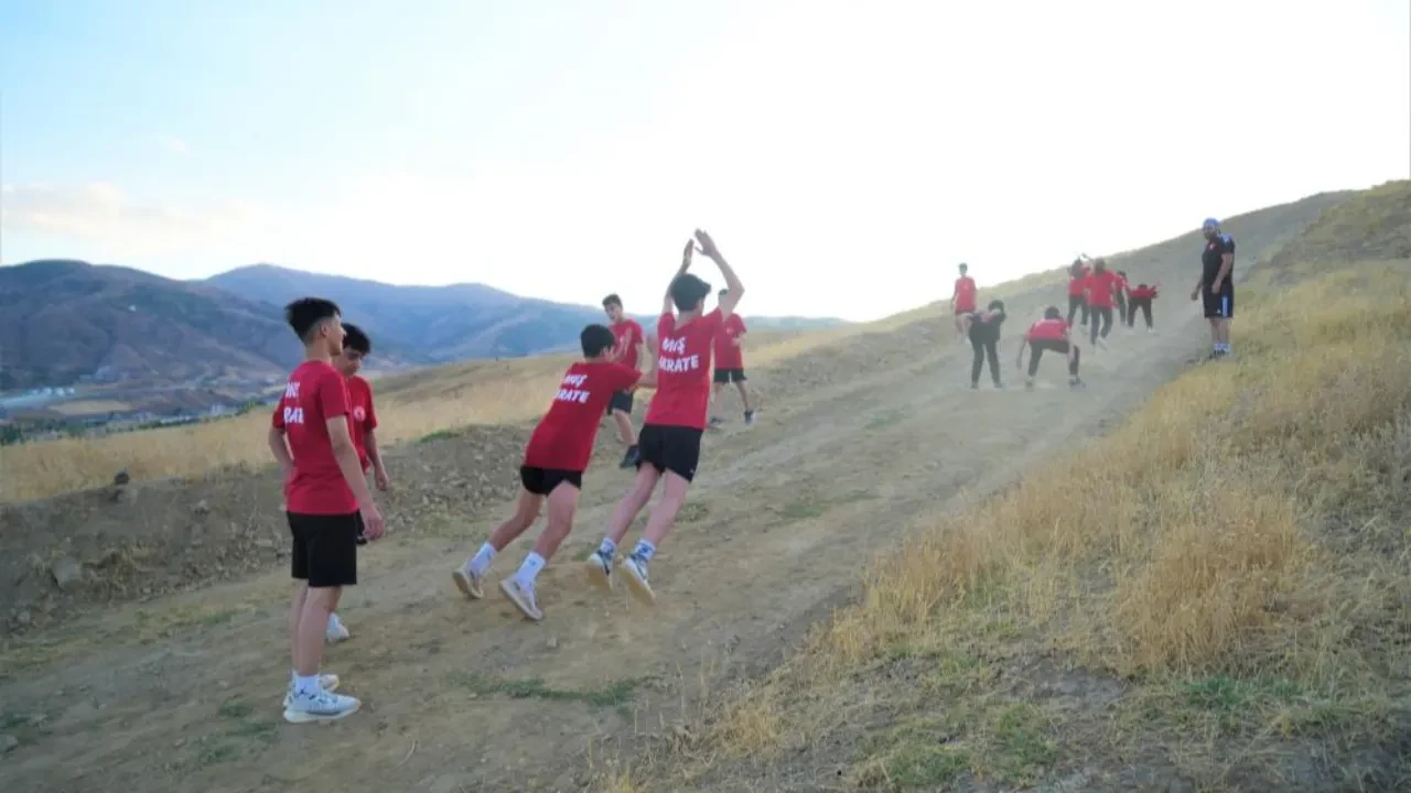 Muşlu karateciler şampiyona hazırlıklarını dağlarda yapıyor