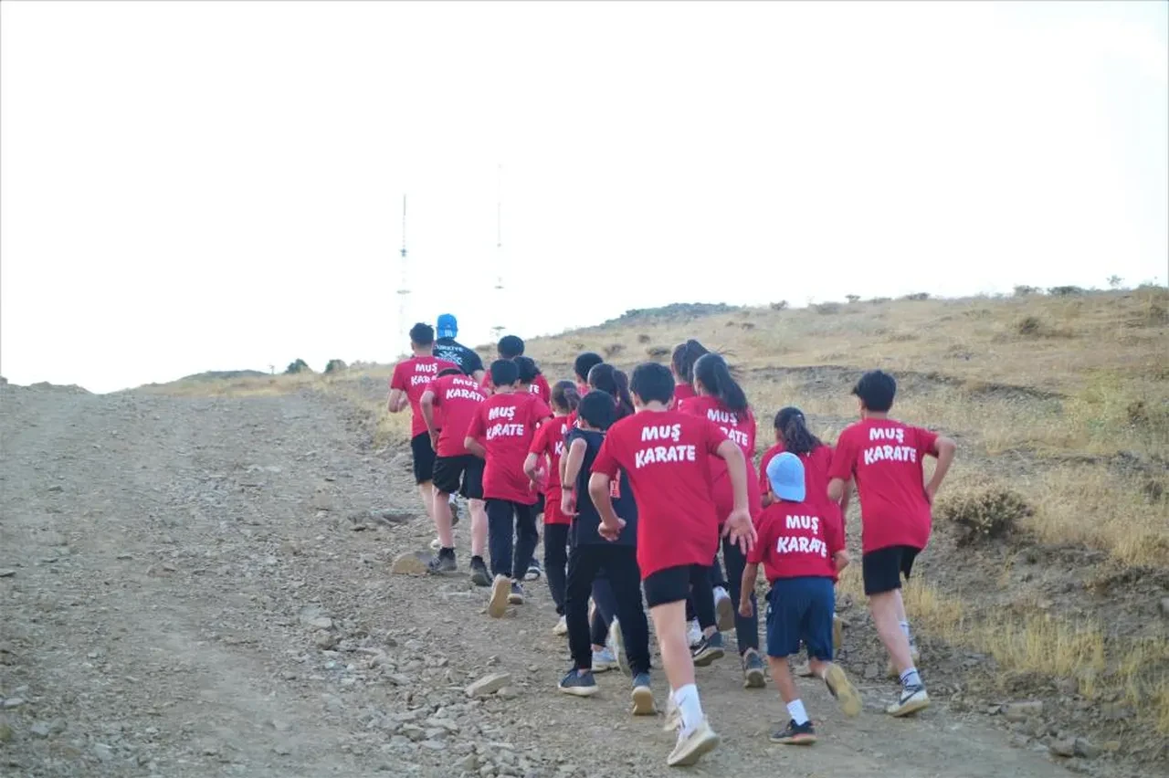 Muşlu karateciler şampiyona hazırlıklarını dağlarda yapıyor