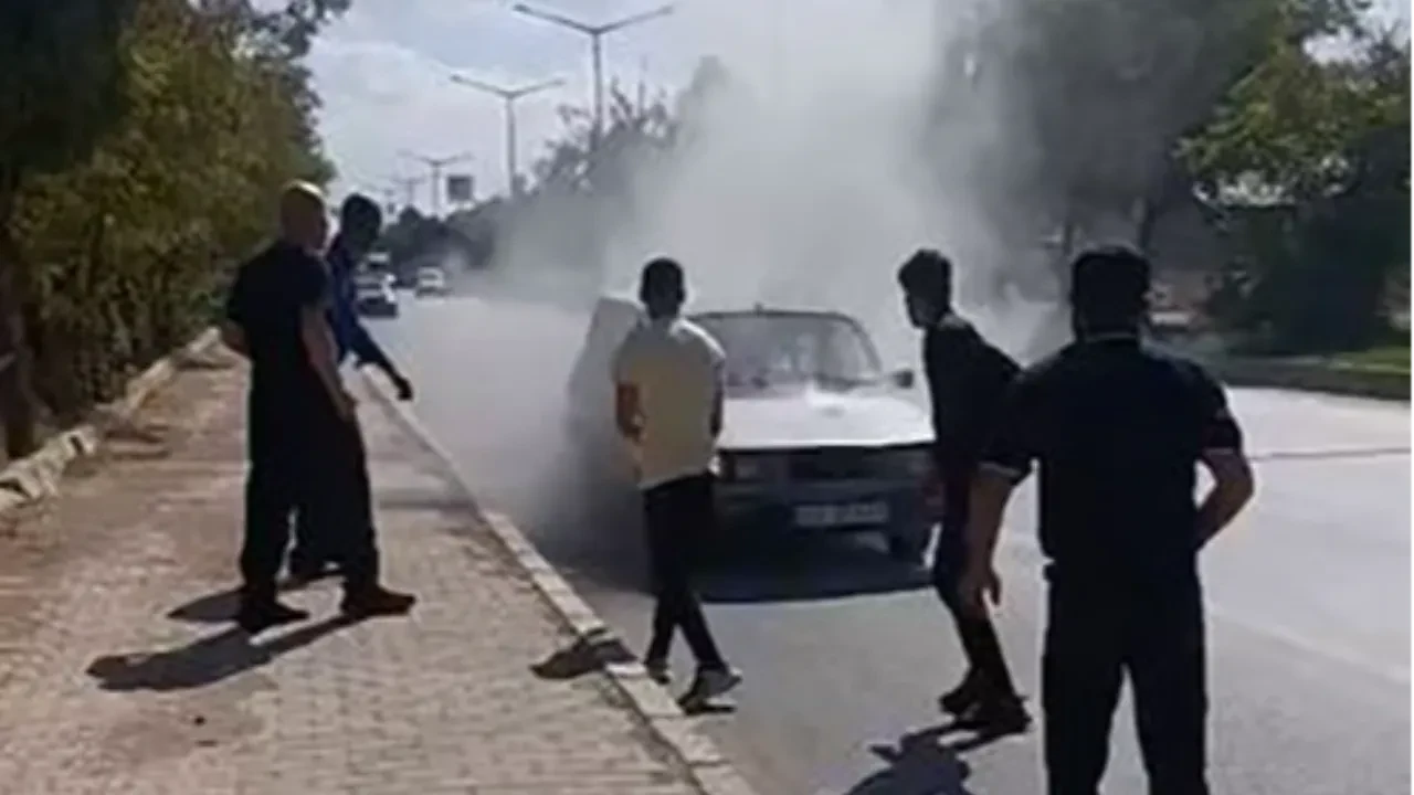 Muş'ta yanan otomobile beton mikseri müdahale etti!