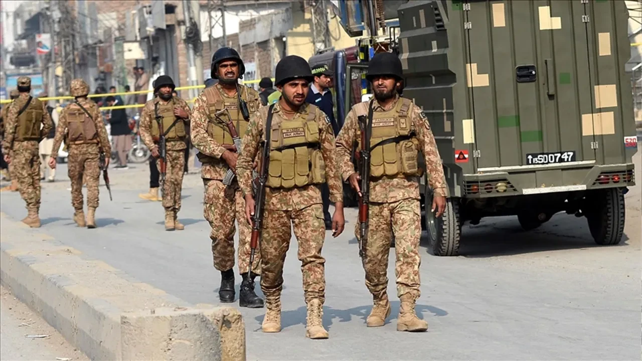 Pakistan'dan Afganistan sınırına operasyon! Çok sayıda militan etkisiz hale getirildi