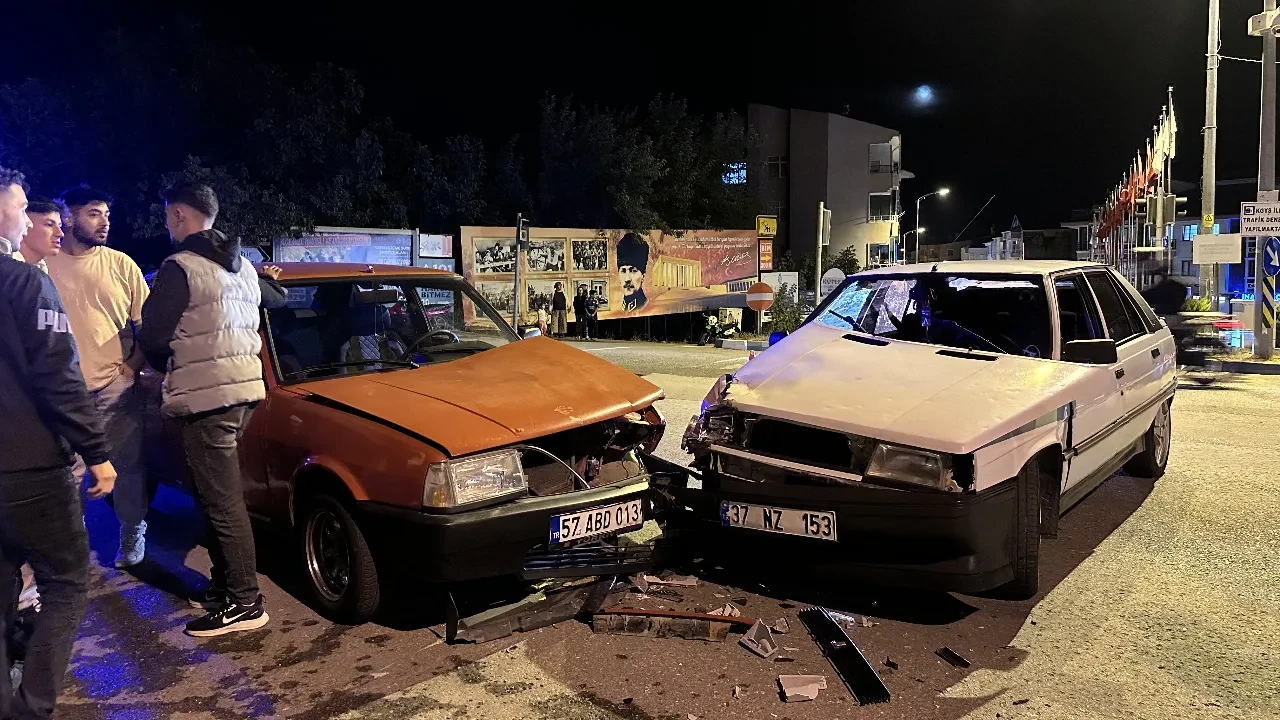 Sinop'ta kaza! İki otomobil çarpıştı: Yaralılar var